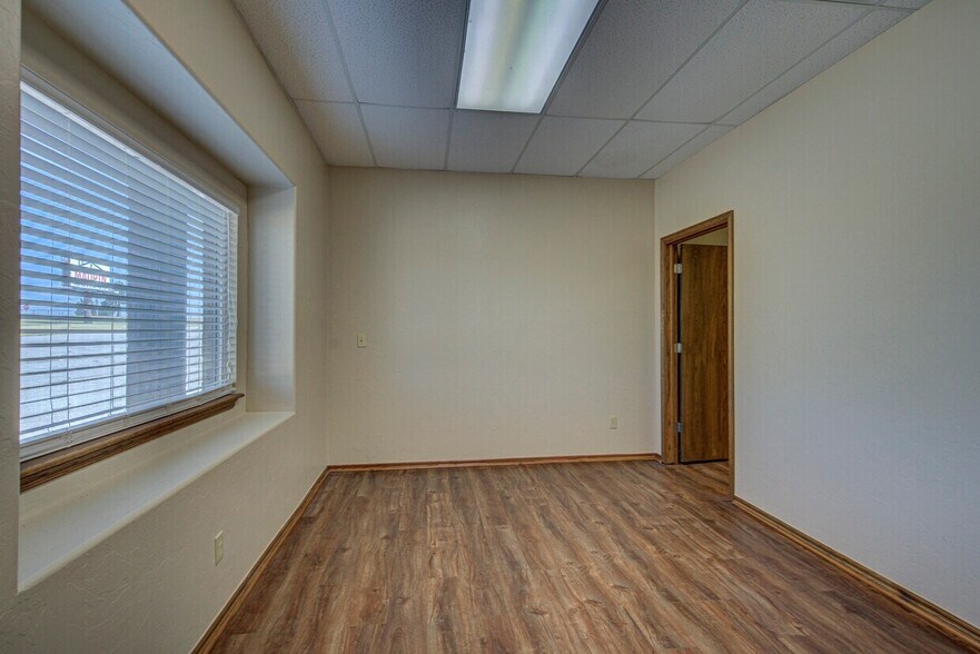 More Photos Of 2830 NW 32nd St, Newcastle Office For Lease