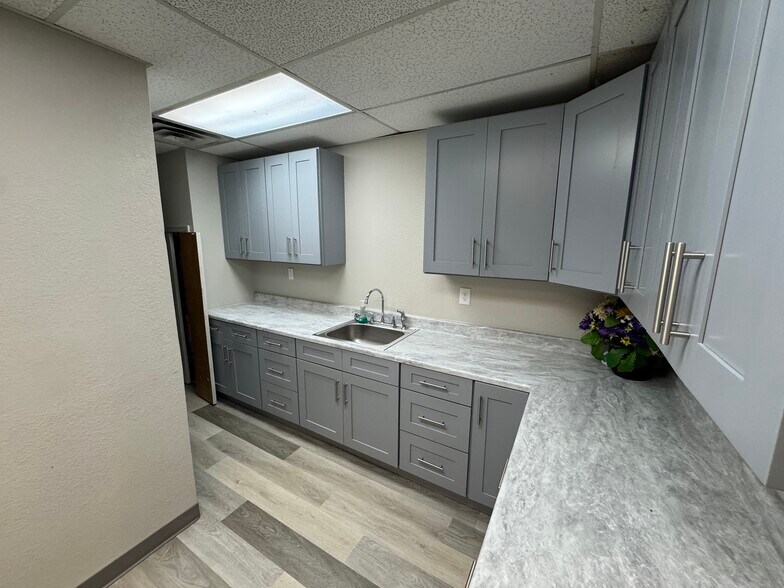 More Photos Of 400 E Jackson St, Broken Arrow Warehouse For Lease