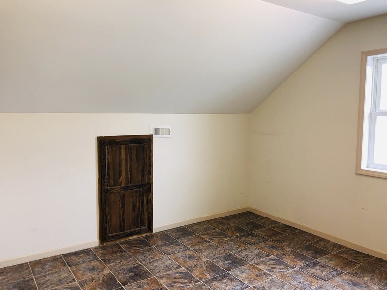 More Photos Of 120-122 W Broadway St, New Lexington Office For Lease