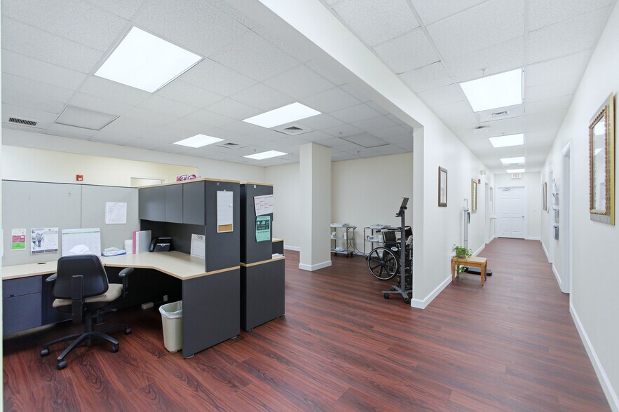 More Photos Of 842 Sunset Lake Blvd, Venice Medical For Sale