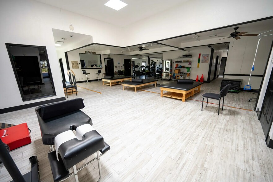 More Photos Of 517 N Carrier Pky, Grand Prairie Medical For Lease