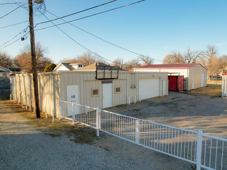 More Photos Of 210-212 N Pine St, Ponca City Light Distribution For Sale