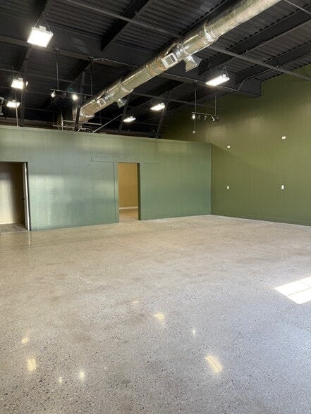 More Photos Of 635 New Park Ave, West Hartford Warehouse For Lease