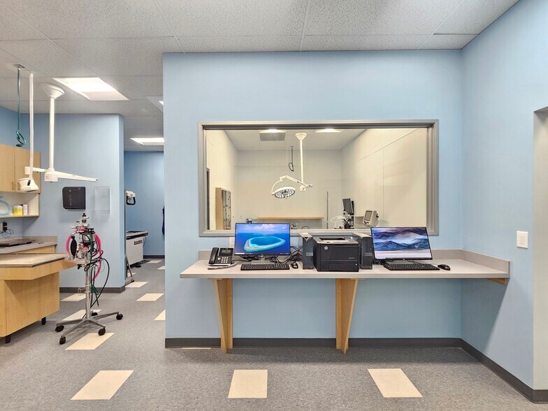 More Photos Of 18224 Parthenia St, Northridge Veterinarian Kennel For Sale