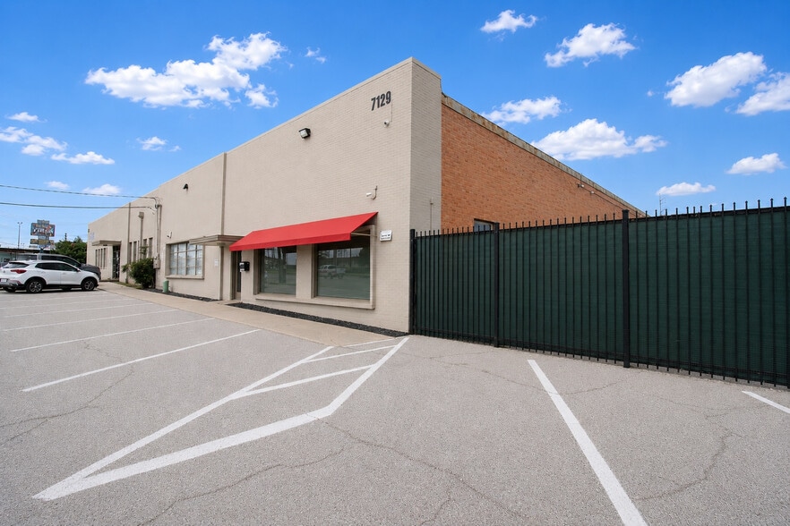 More Photos Of 1915 Empire Central, Dallas Unknown For Lease
