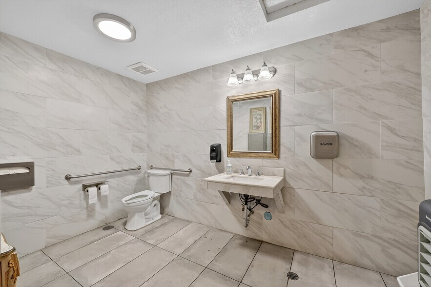More Photos Of 1614 21st St, Sacramento Restaurant For Sale