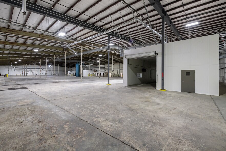 More Photos Of 909 W 39th St, Panama City Manufacturing For Lease