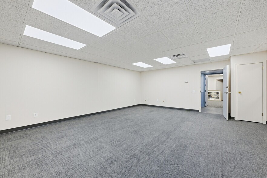 More Photos Of 6198 Butler Pike, Blue Bell Medical For Lease