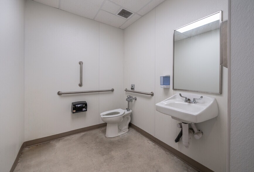 More Photos Of 2280 Lane Ave N, Jacksonville Unknown For Lease