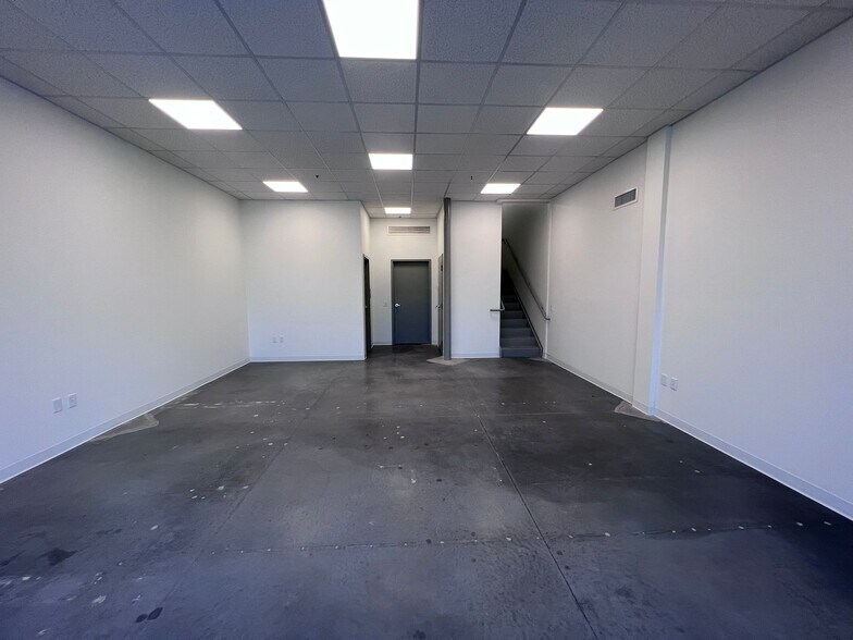 More Photos Of 8340 Southpark Cir, Orlando Flex For Lease