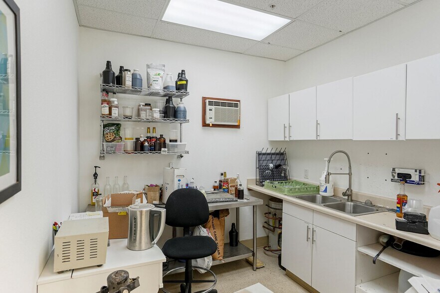 More Photos Of 1852 Fescue St SE, Albany Office For Sale