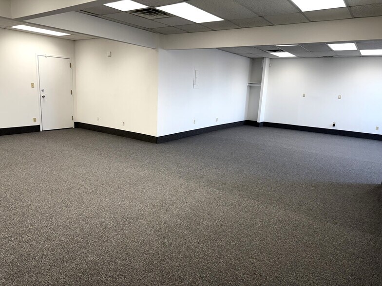 More Photos Of 40 Commerce Pl, Hicksville Office For Lease