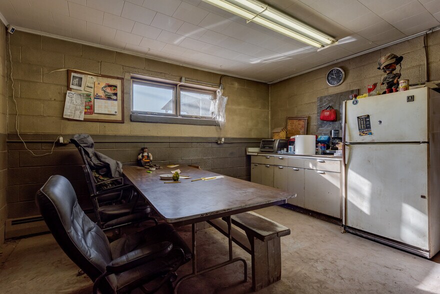 More Photos Of 77 N Market St, Nanticoke Distribution For Lease