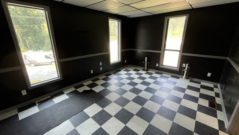 More Photos Of 4985-4991 Bethania Rd, Winston-Salem Office For Lease