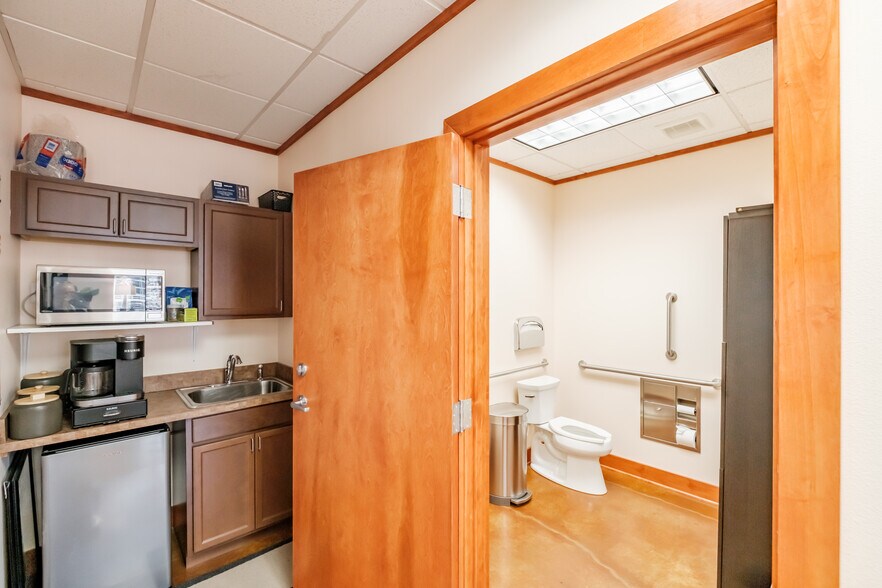 More Photos Of 321 E 1st Ave, Albany Office Residential For Lease