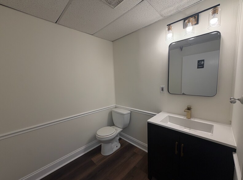 More Photos Of 108 Commerce St, Lake Mary Research And Development For Lease