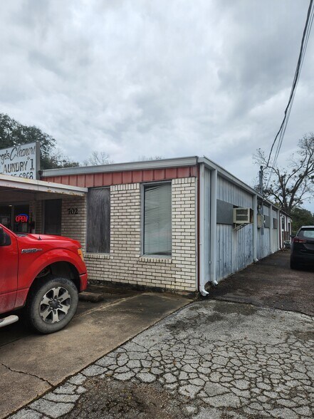 More Photos Of 702 W Willis St, Alvin Freestanding For Sale