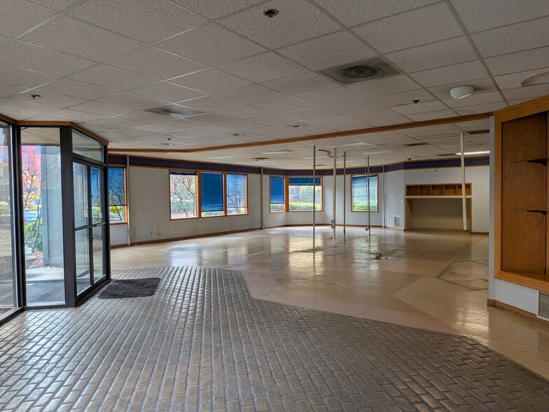 More Photos Of 5810 NE Skyport Way, Portland Manufacturing For Sale