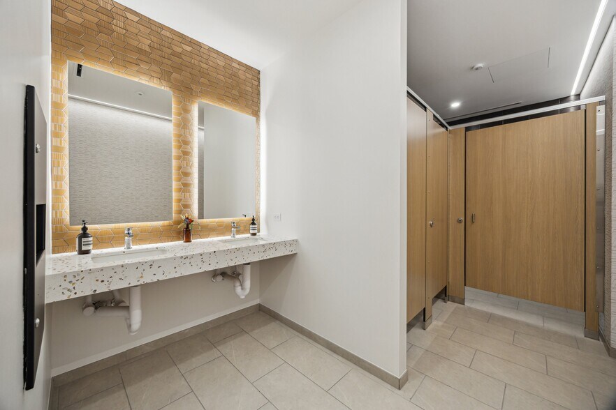 More Photos Of 99 Detering St, Houston Office For Lease