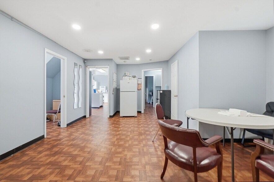 More Photos Of 9510 Lanham Severn Rd, Lanham Office For Sale