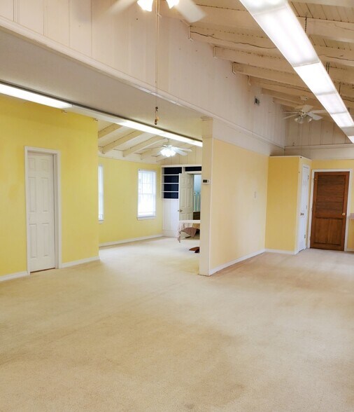 More Photos Of 250 Sunset Hills Dr, Sunrise Beach Storefront Retail Office For Sale