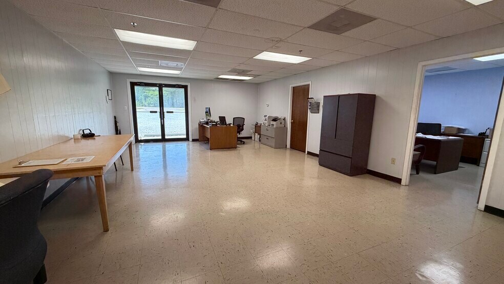 More Photos Of 370 Henry Southern Dr, Pontotoc Distribution For Lease
