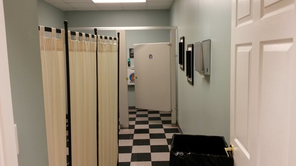 More Photos Of 9876 Main St, Woodstock Flex For Sale