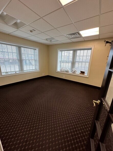More Photos Of 25 Nassau Ln, Island Park Office For Lease