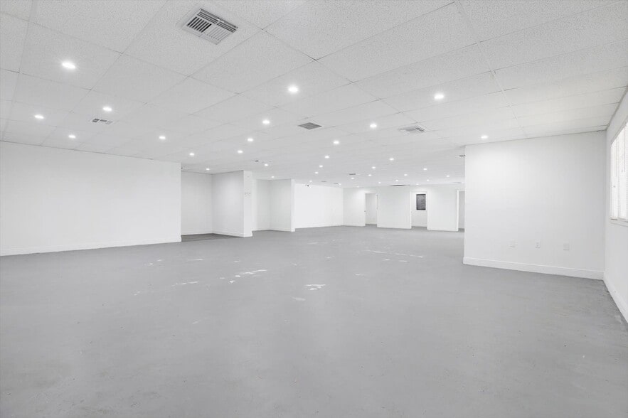 More Photos Of 12425 N Florida Ave, Tampa Medical For Sale