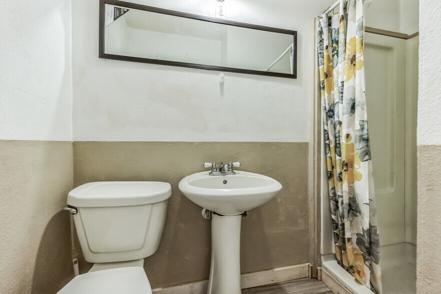More Photos Of 2116 Adams Ave, La Grande Hotel For Sale
