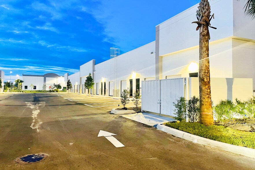 More Photos Of 230 N Congress, Lake Park Flex For Lease