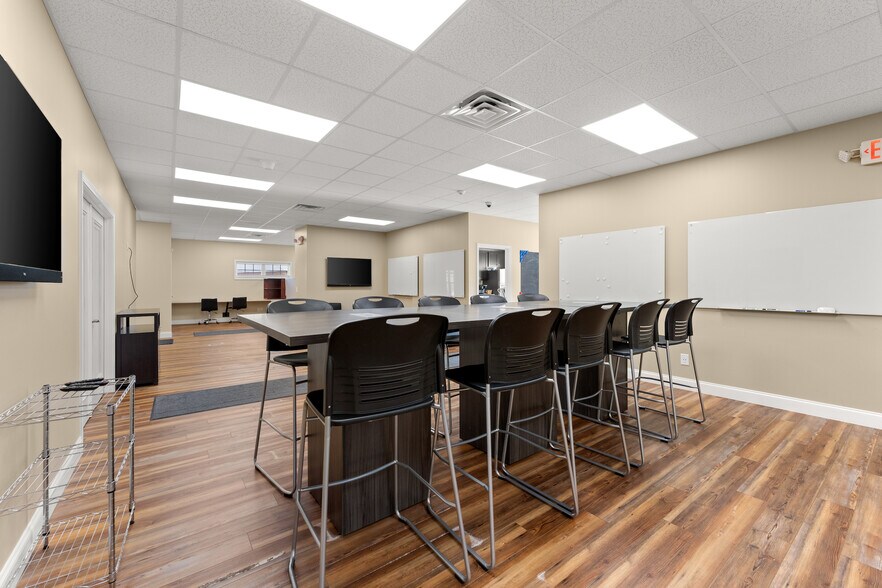 More Photos Of 121 Midway Dr, Cornelia Office For Sale