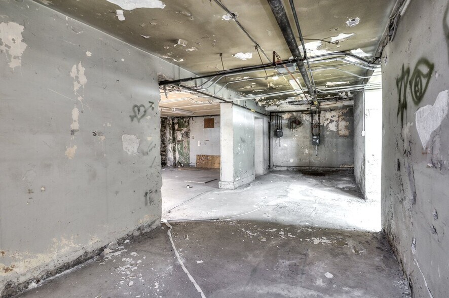 More Photos Of 272-278 Rue Sainte-Catherine E, Montréal Storefront Retail Office For Sale