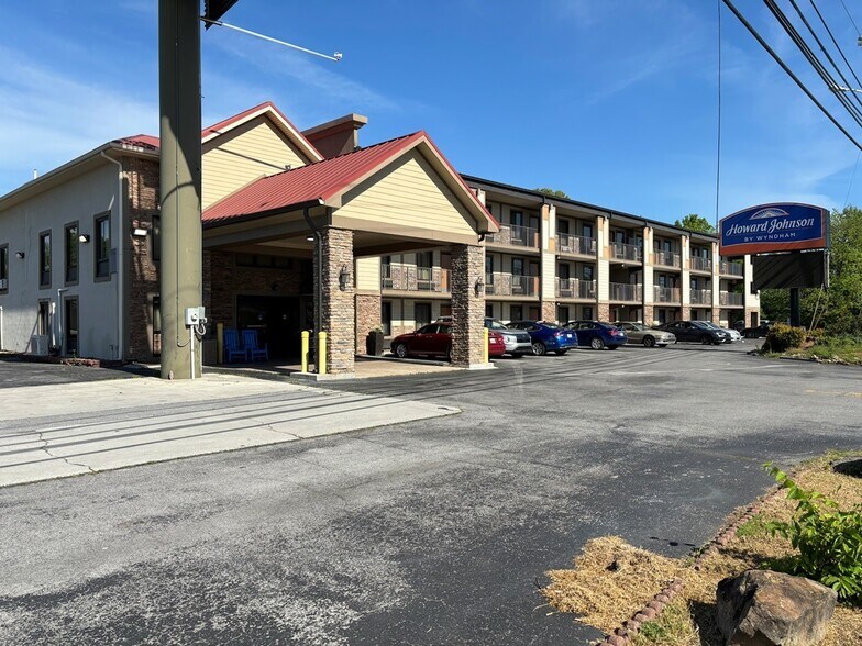 More Photos Of 2162 Parkway, Pigeon Forge Hotel For Sale