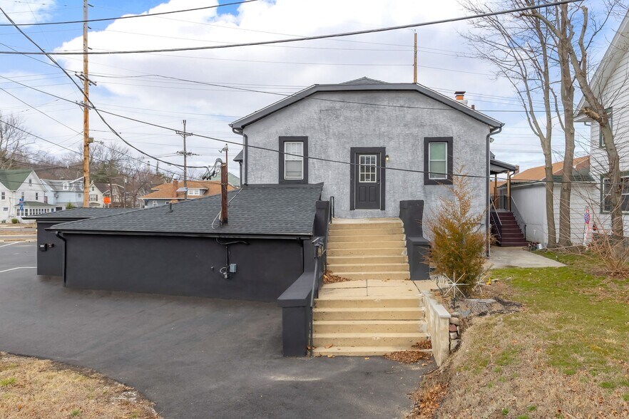 More Photos Of 212 Gateway Blvd, Westville Office Residential For Sale