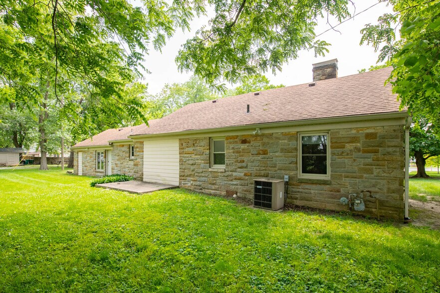 More Photos Of 950 W Jefferson St, Franklin Medical For Sale