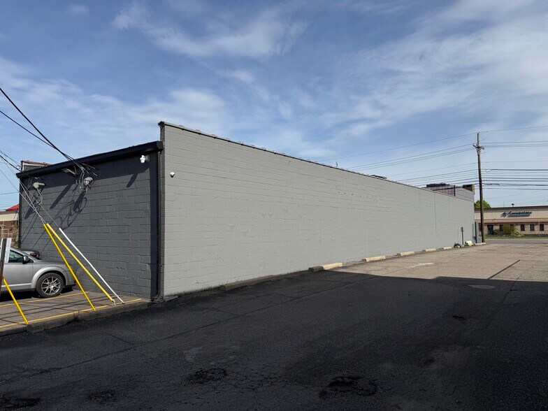 More Photos Of 24061 W 10 Mile Rd, Southfield Storefront Retail Office For Sale