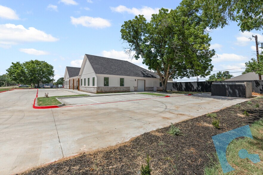 More Photos Of 908 Cresthaven Dr, Euless Showroom For Lease