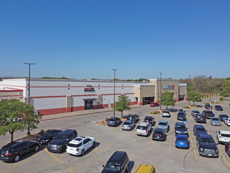 More Photos Of 989 N Walnut Creek Dr, Mansfield General Retail For Lease