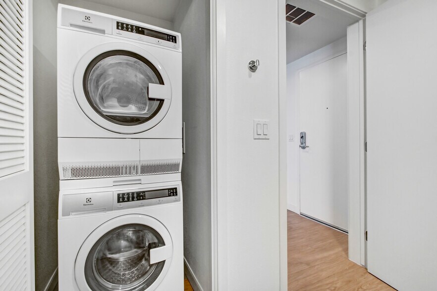 More Photos Of 6625 Reseda Blvd, Reseda Apartments For Lease