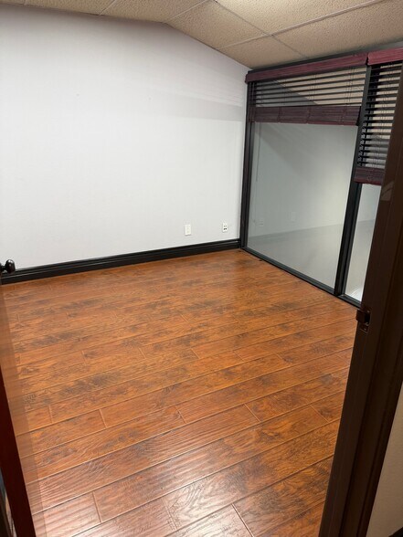 More Photos Of 23291 Ventura Blvd, Woodland Hills Loft Creative Space For Lease