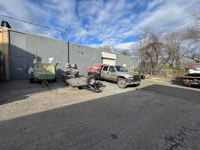 More Photos Of 1359-1365 Straight Path, Wyandanch Warehouse For Lease