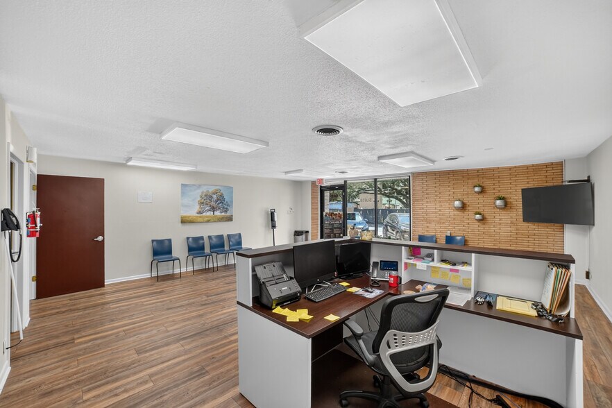 More Photos Of 108-110 W Grove St, Kaufman Office For Lease
