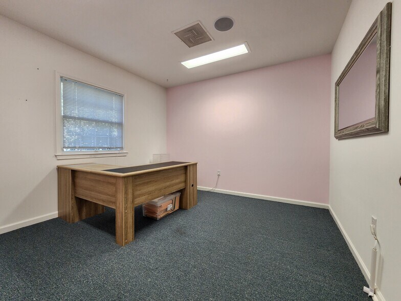 More Photos Of 722 Grant St, Herndon Medical For Sale