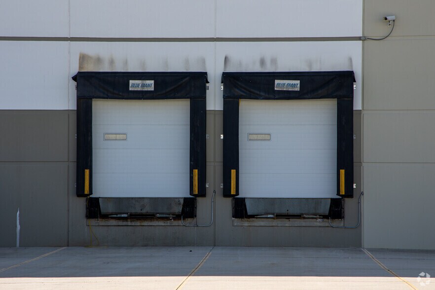 More Photos Of 101 Paragon Dr, Romeoville Warehouse For Lease
