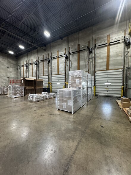 More Photos Of 880 N Wood Dale Rd, Wood Dale Warehouse For Lease