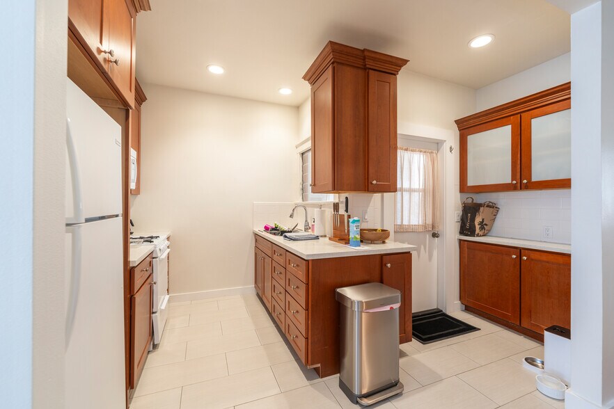 More Photos Of 207 Mira Mar Ave, Long Beach Apartments For Sale