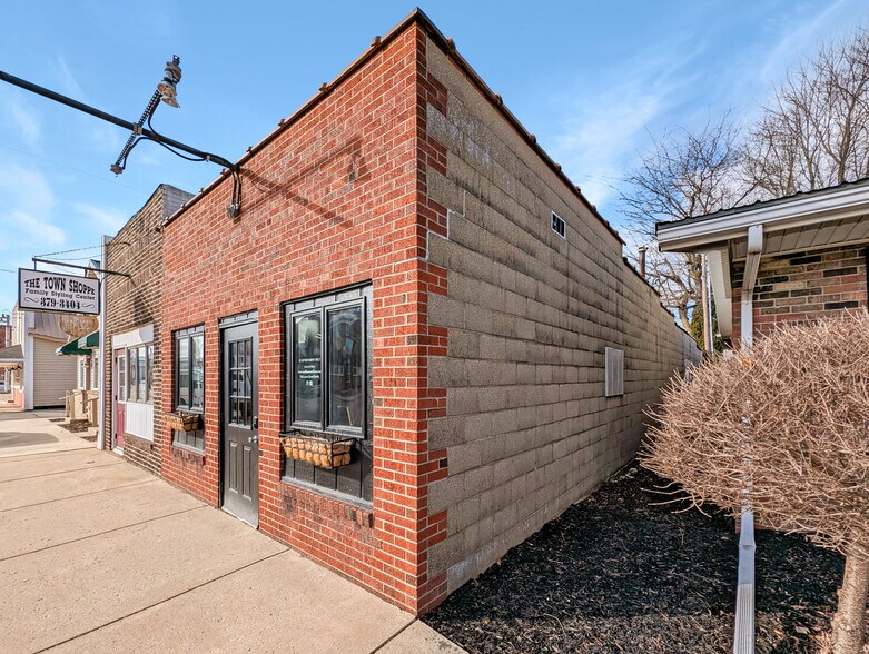 More Photos Of 57 N Plank St, Rossville Office For Sale