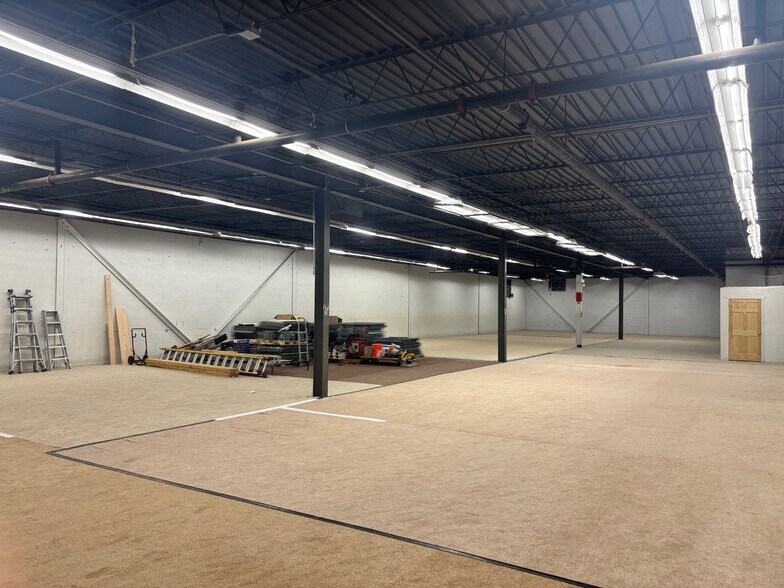 More Photos Of 441 Bonner Rd, Wauconda Warehouse For Lease
