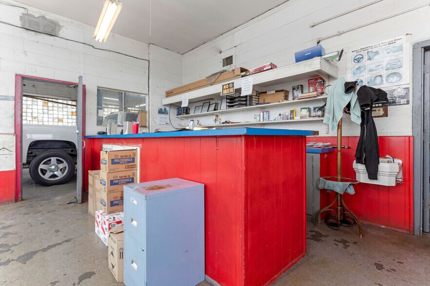 More Photos Of 25985 Groesbeck Rd, Warren Auto Repair For Sale